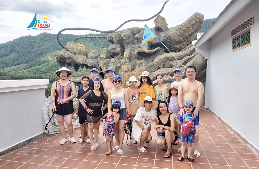 Gia đình anh Phương trải nghiệm tour Núi Thần Tài với nhiều niềm vui