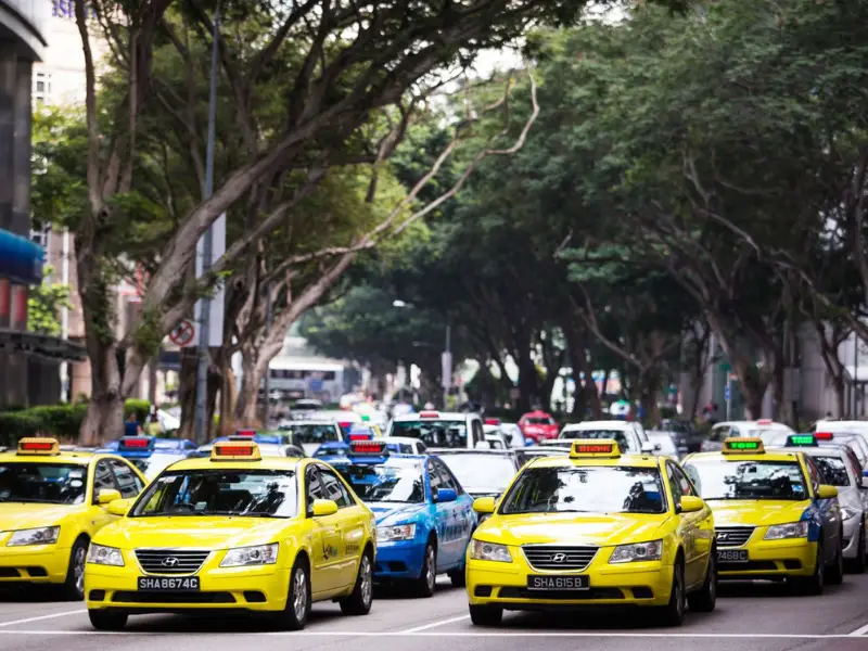 Di chuyển bằng taxi