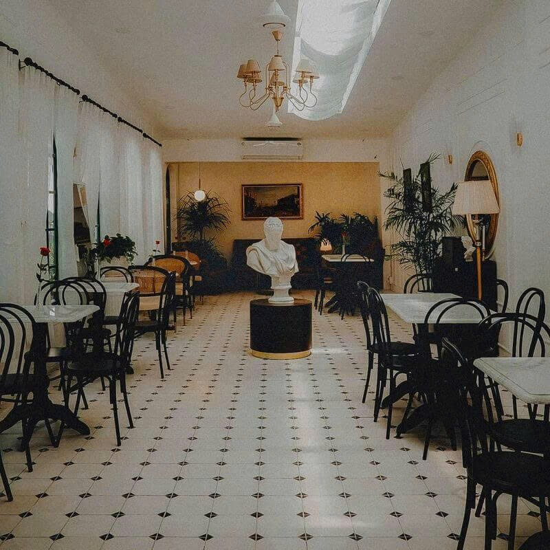 Tiệm Cà Phê Năm Tháng