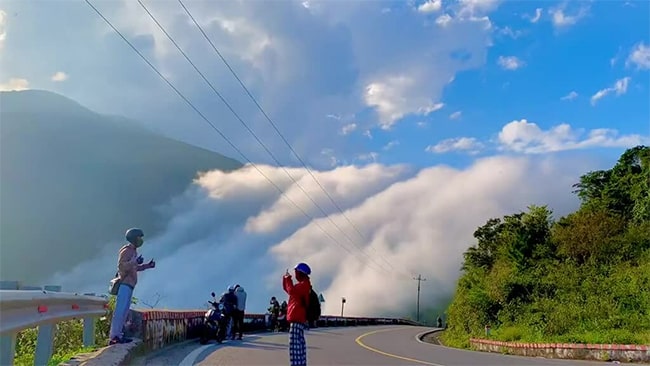 Lấy xe máy chạy lên ngắm mây ở đèo Hải Vân