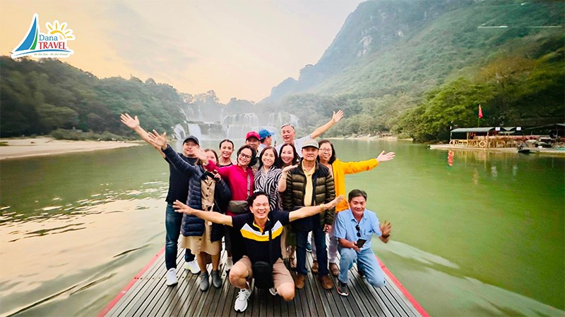 Chào đón đoàn khách tham qua Hà Giang - Cao Bằng 4N3Đ ngày 23-26/11/2023